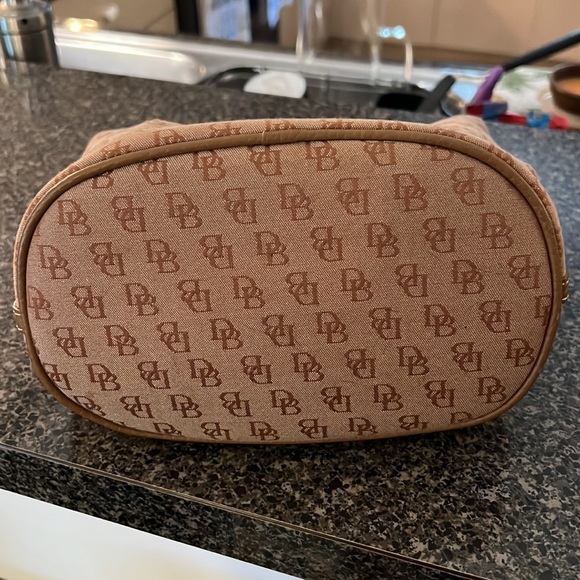 Dooney and Bourke handbag - Picture 4 of 12